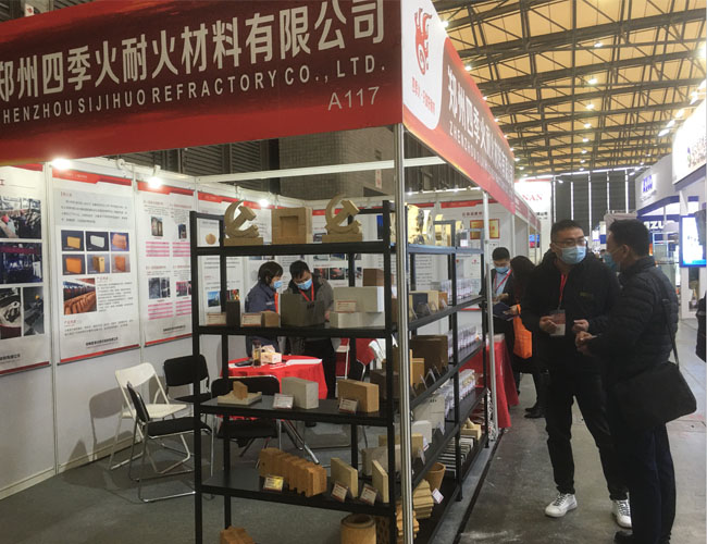 客戶詢問耐材產(chǎn)品，郭經(jīng)理跟客戶溝通具體的工況